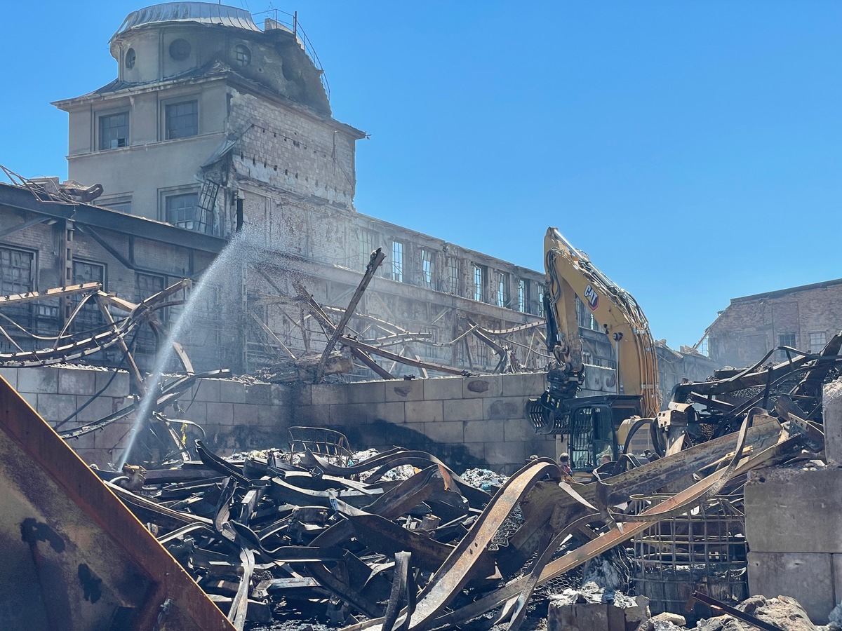 FW Dresden: erneute Rauchentwicklung an der Brandstelle