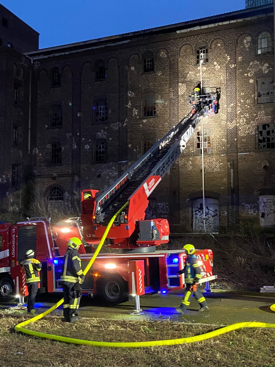 FW-NE: Feuer in leerstehender Industriehalle | Keine Personen verletzt