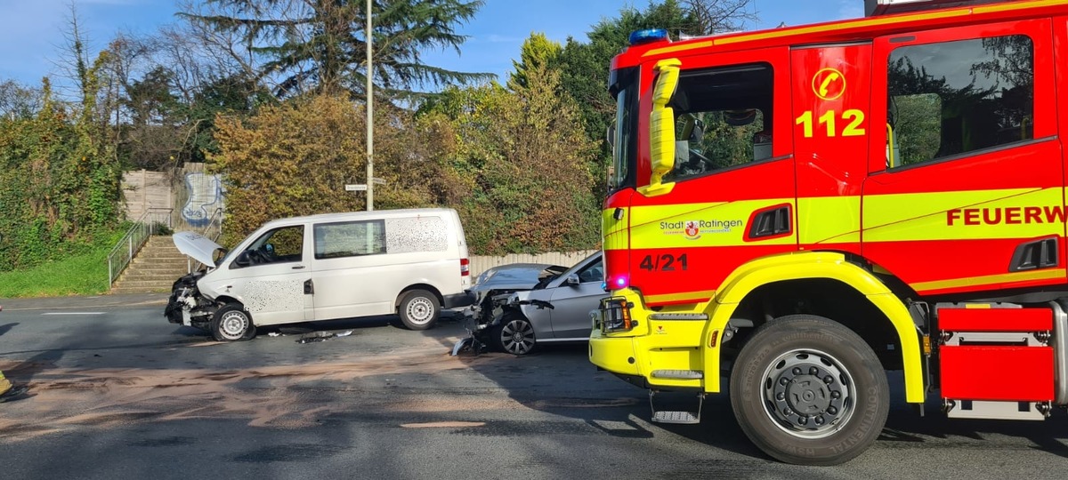 FW Ratingen: Verkehrsunfall im Kreuzungsbereich - Zwei Verletzte