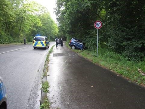 POL-ME: Auf nasser Fahrbahn Kontrolle verloren - Wülfrath - 2108149