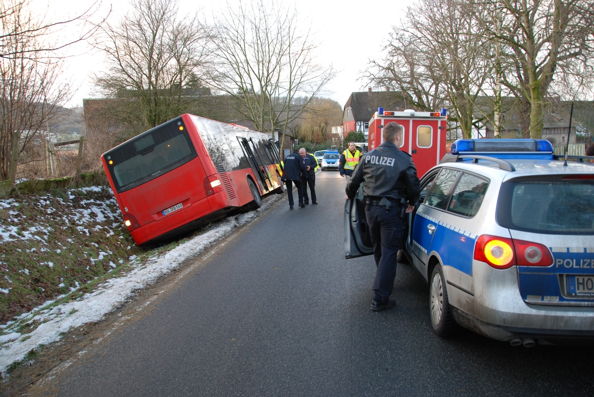 POL-HOL: Kreisstraße 37 Holenberg - Golmbach: Bus-Unfall endet ohne Schäden - Fahrer geriet aufgrund Unwohlseins in den Gaben -