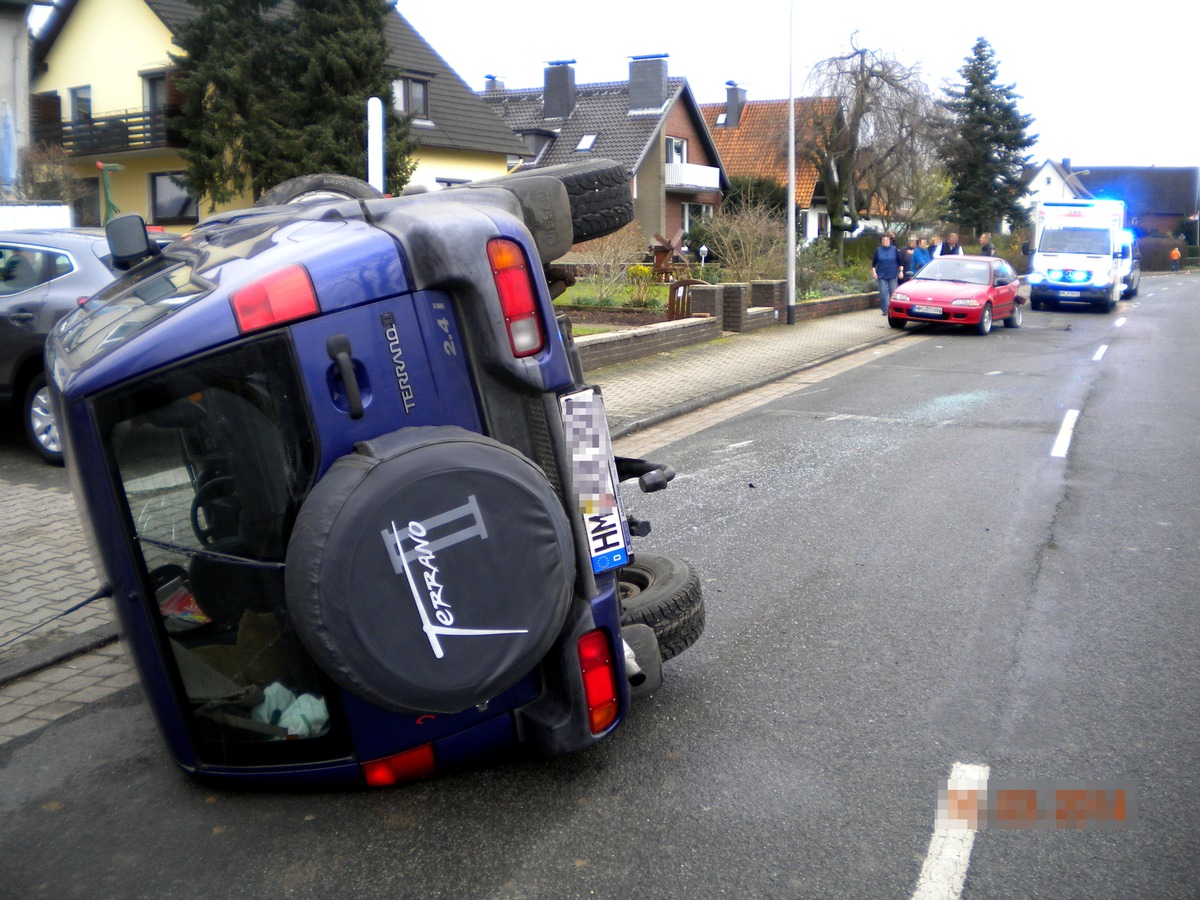 POL-HM: Geländewagen prallt auf geparkten Pkw und kippt um - Fahrer leicht verletzt