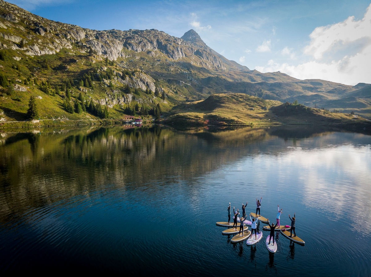 Strahlendes Mountain Glow Yoga-Festival am Grossen Aletschgletscher