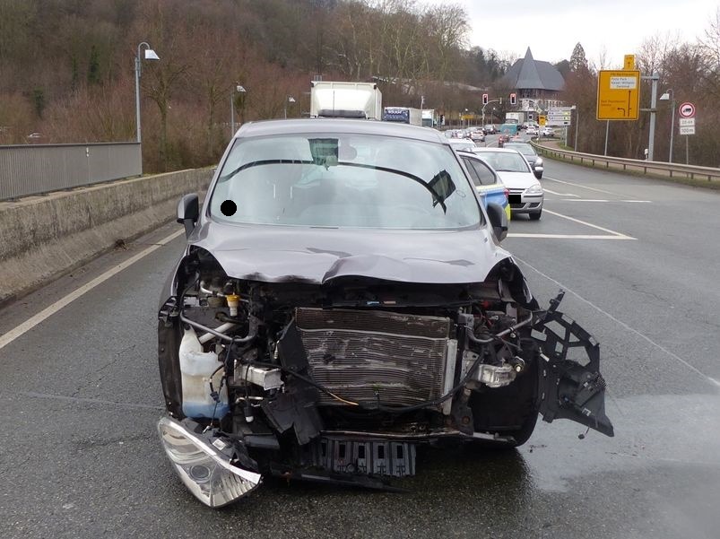 POL-MI: Autofahrerin wird bei Kollision verletzt