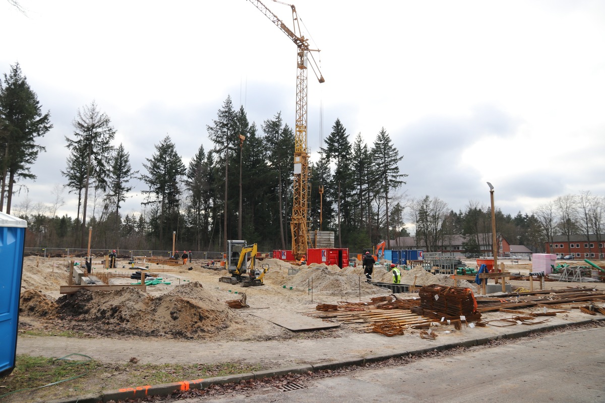 Besuch des niedersächsischen Finanzministers und Grundsteinlegung für den Neubau von vier Unterkunftsgebäuden beim Ausbildungszentrum Munster am 18. Januar 2019