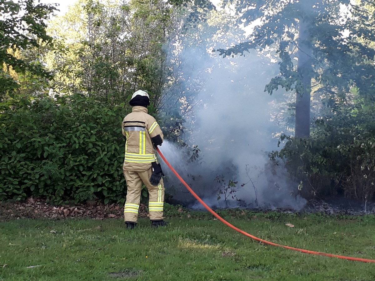 FW-Dorsten: Böschungs- und Flächenbrand bei warmen Temperaturen