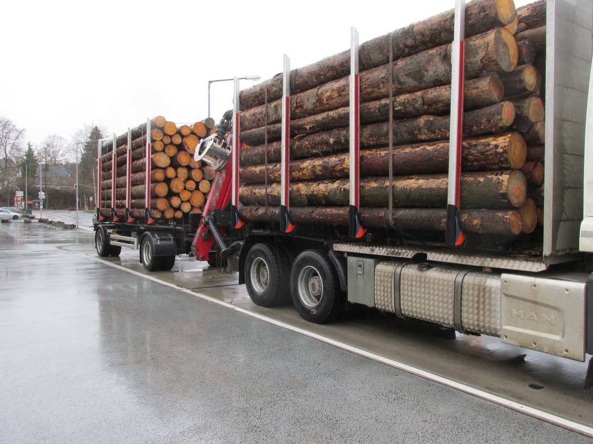 POL-MK: Holztransporter um 7 Tonnen überladen