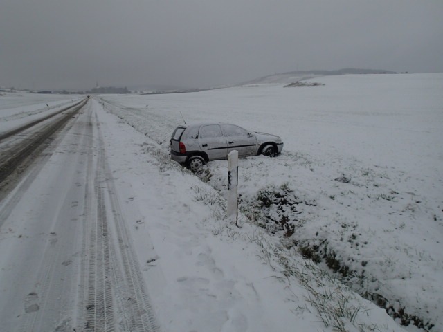 POL-PDKH: Weitere Unfälle aufgrund von Schneeglätte (Zeitraum 10.12., 14:00 Uhr - 11.12. 04:00 Uhr.)