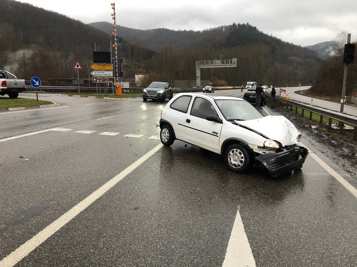 POL-PDLD: Verkehrsunfall auf B 10 - hoher Sachschaden aber keine Verletzungen