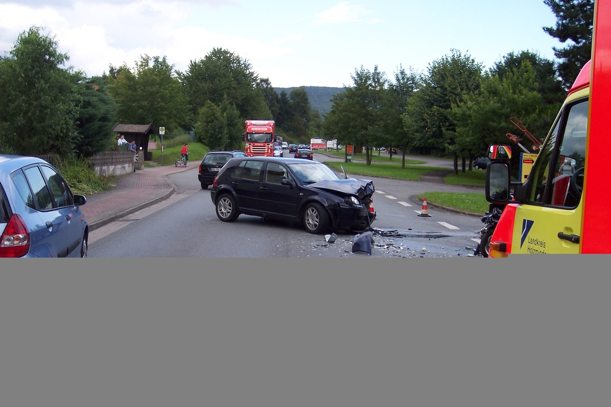 POL-HOL: Bundesstraße 240 - Kaiserstraße in Halle: Zwei schwer- und eine leicht verletzte Person bei Zusammenstoß - Fahrer durch Sonnenblendung in Gegenverkehr geraten -