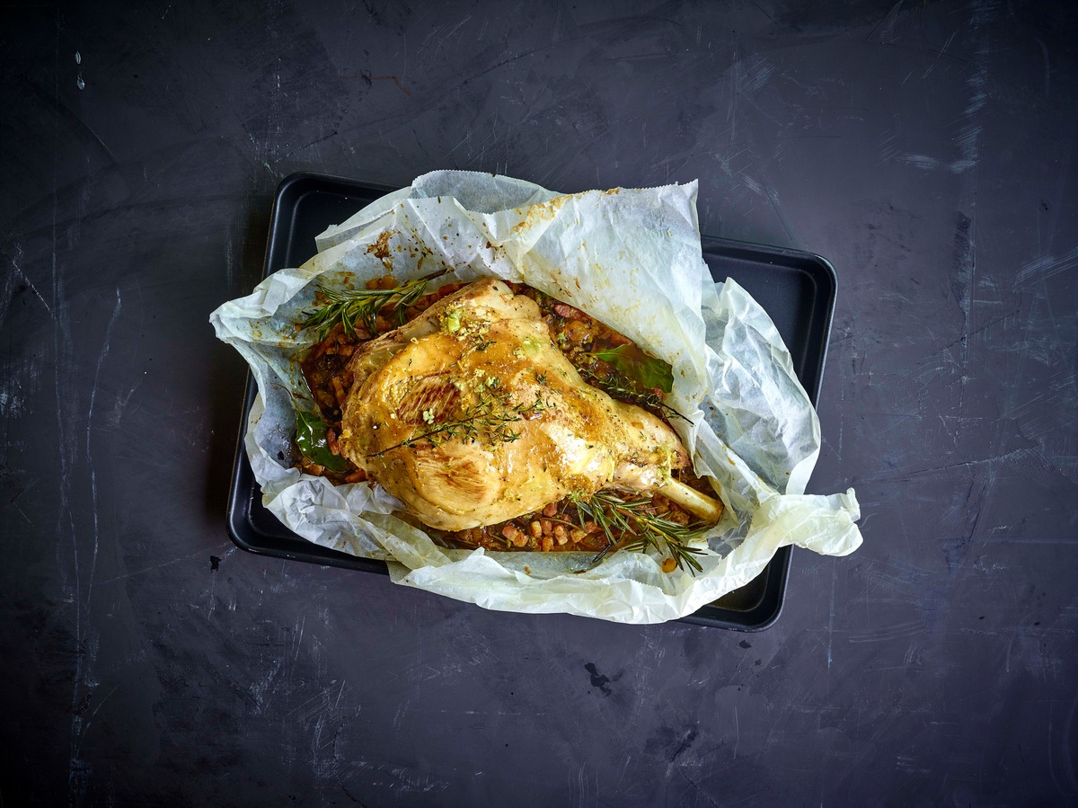 Leckeres Herbstrezept mit Lammfleisch: Lammkeule mit Zwiebeln und Speckwürfeln (im Folien-Pergament-Päckchen gebraten)