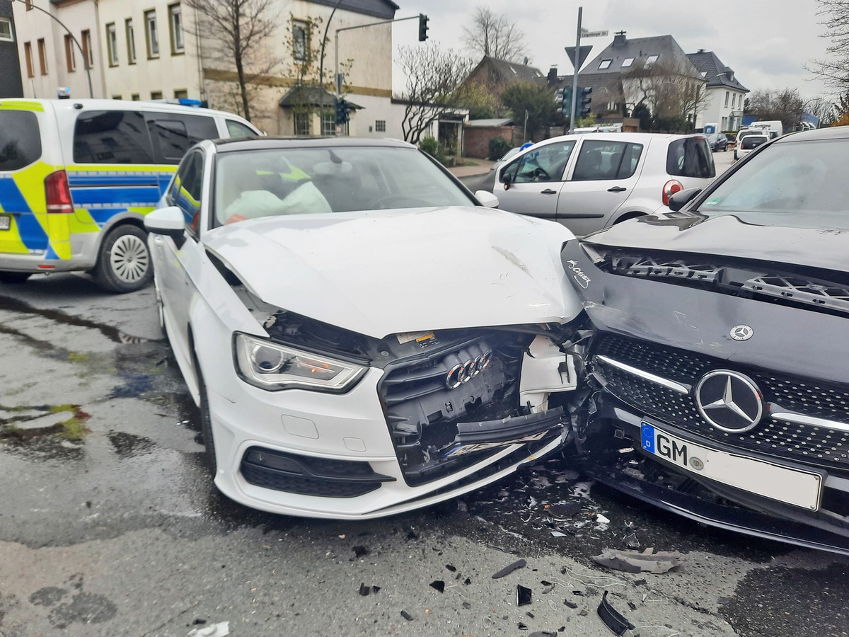 POL-ME: Schwerverletzt nach Vorfahrtsverletzung - Velbert - 2204042