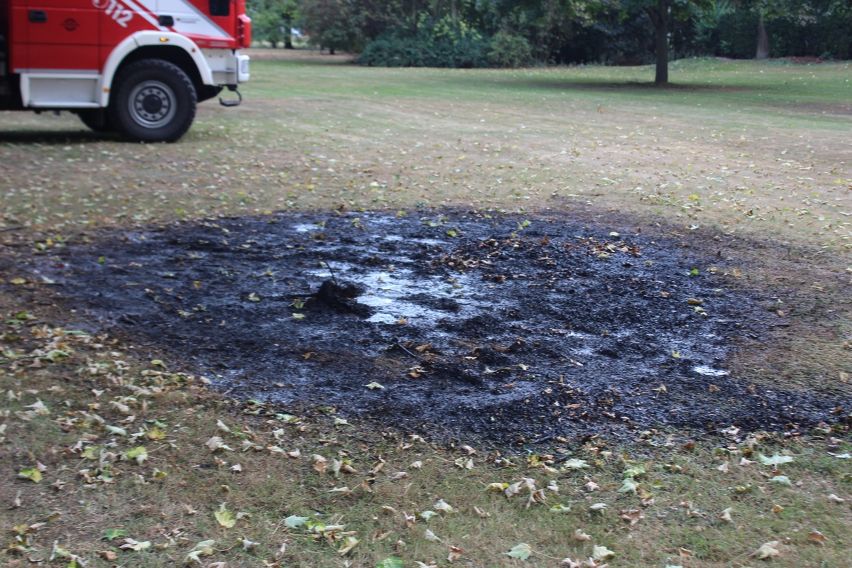 POL-DU: Rheinhausen: Wiese in Flammen - Polizei sucht Zeugen