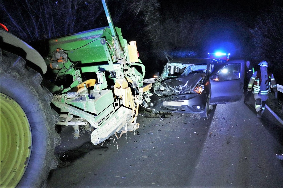 POL-HX: Auto fährt auf bremsenden Traktor auf