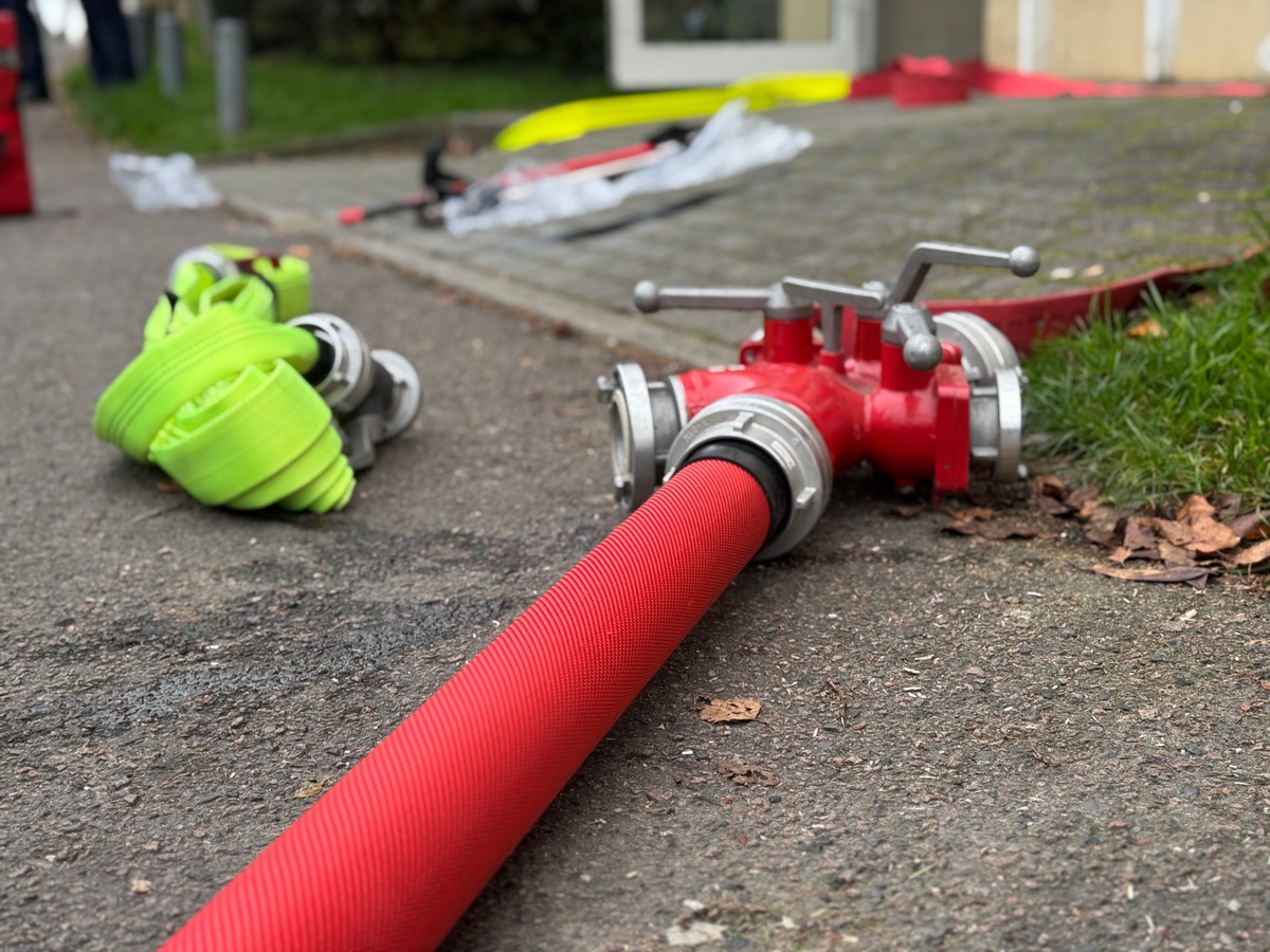 FW Dresden: Kellerbrand in einem Mehrfamilienhaus