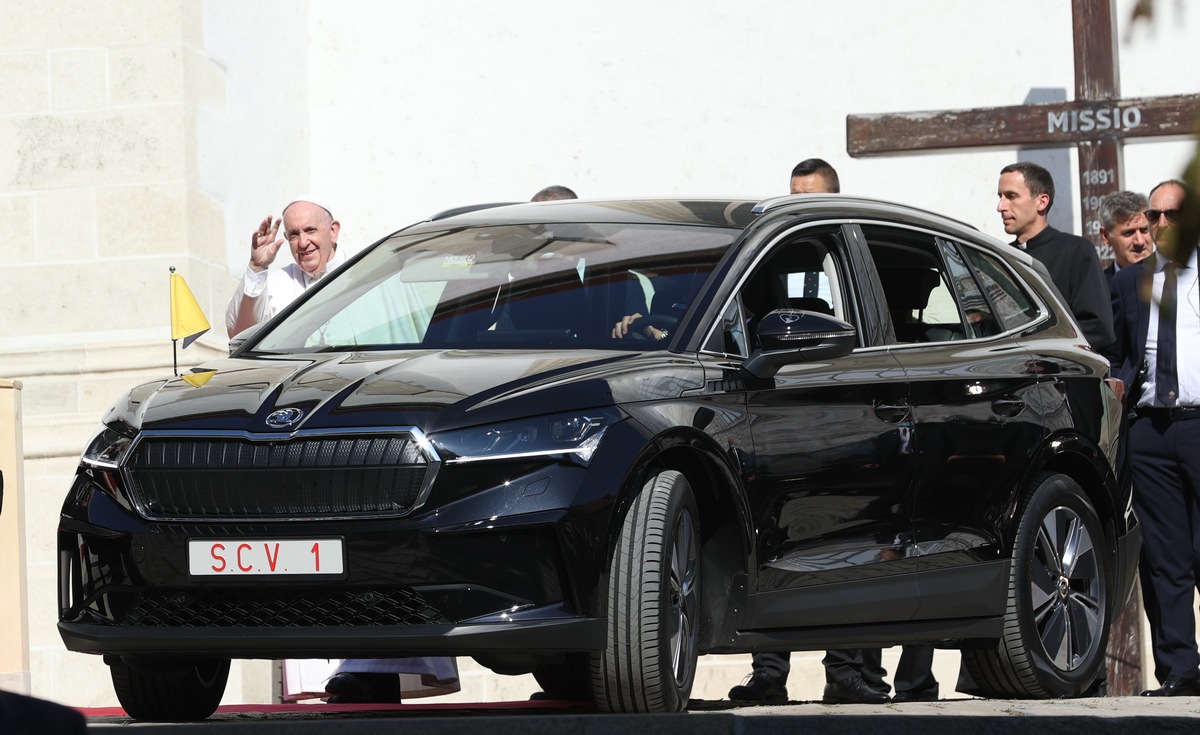 Papst Franziskus reist bei seinem Slowakei-Besuch im ŠKODA ENYAQ iV