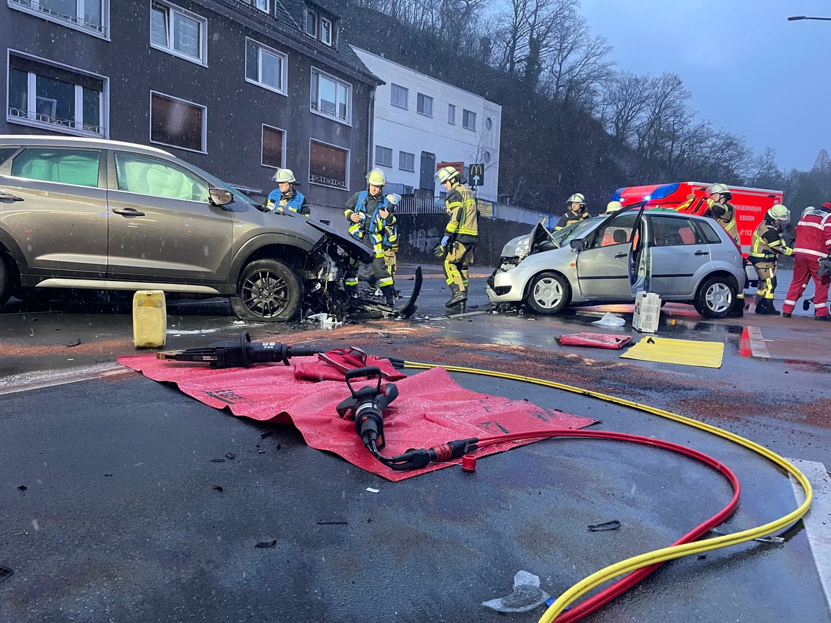 FW-E: Frontalunfall zwischen zwei PKW - zwei Personen zum Teil schwer verletzt