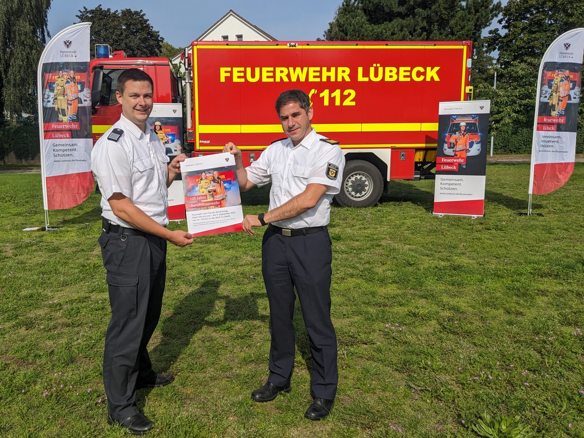 FW-HL: 125 Jahre Berufsfeuerwehr Lübeck / Große Feier mit Blaulichttag und Musikband MAX AND FRIENDS am 9. September 2023 an der MuK