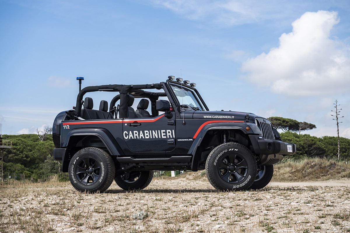 Italienische Carabinieri begrüßen ihren Jeep® Wrangler