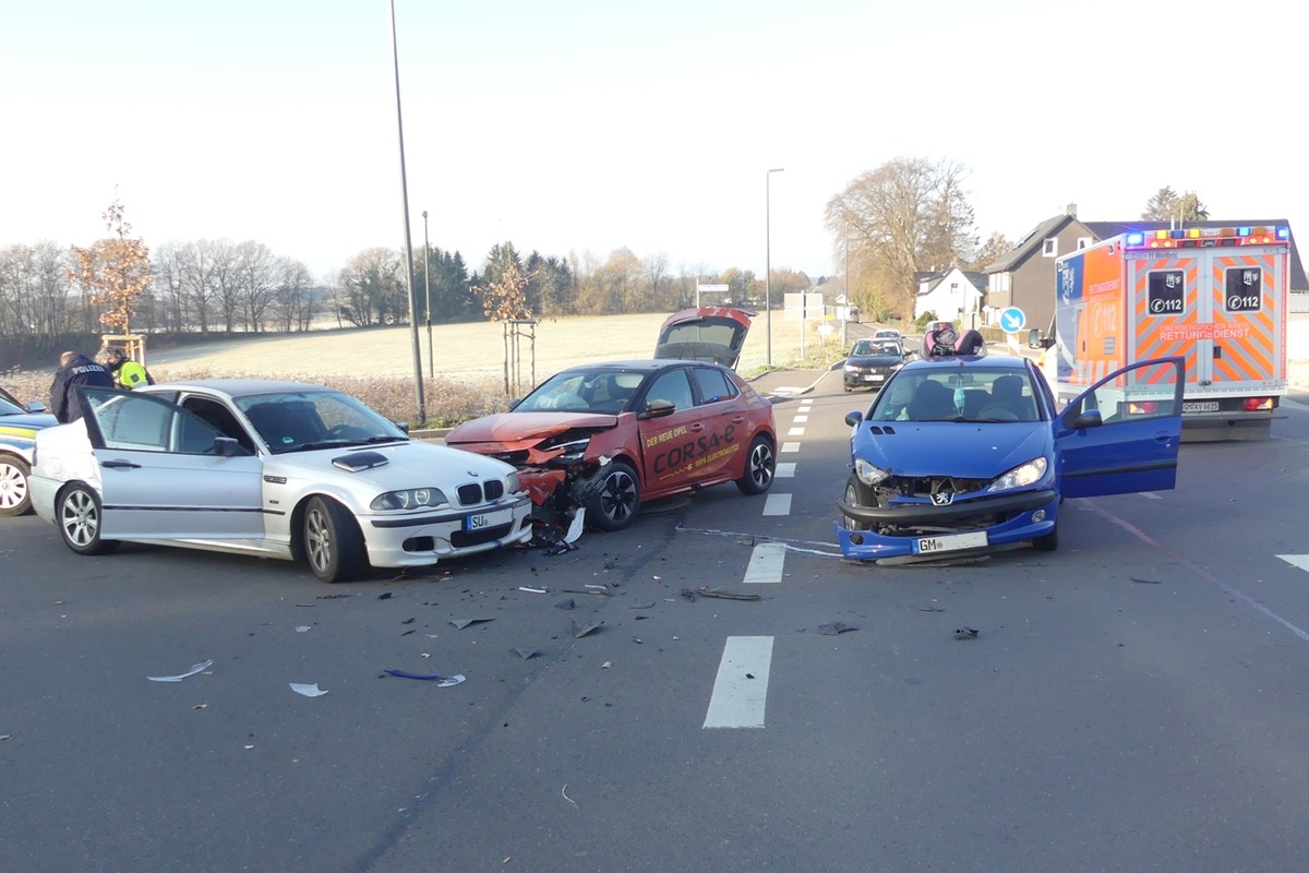 POL-GM: 011220-979: Zwei Verletzte und drei kaputte Autos nach Unfall auf der Homburger Straße