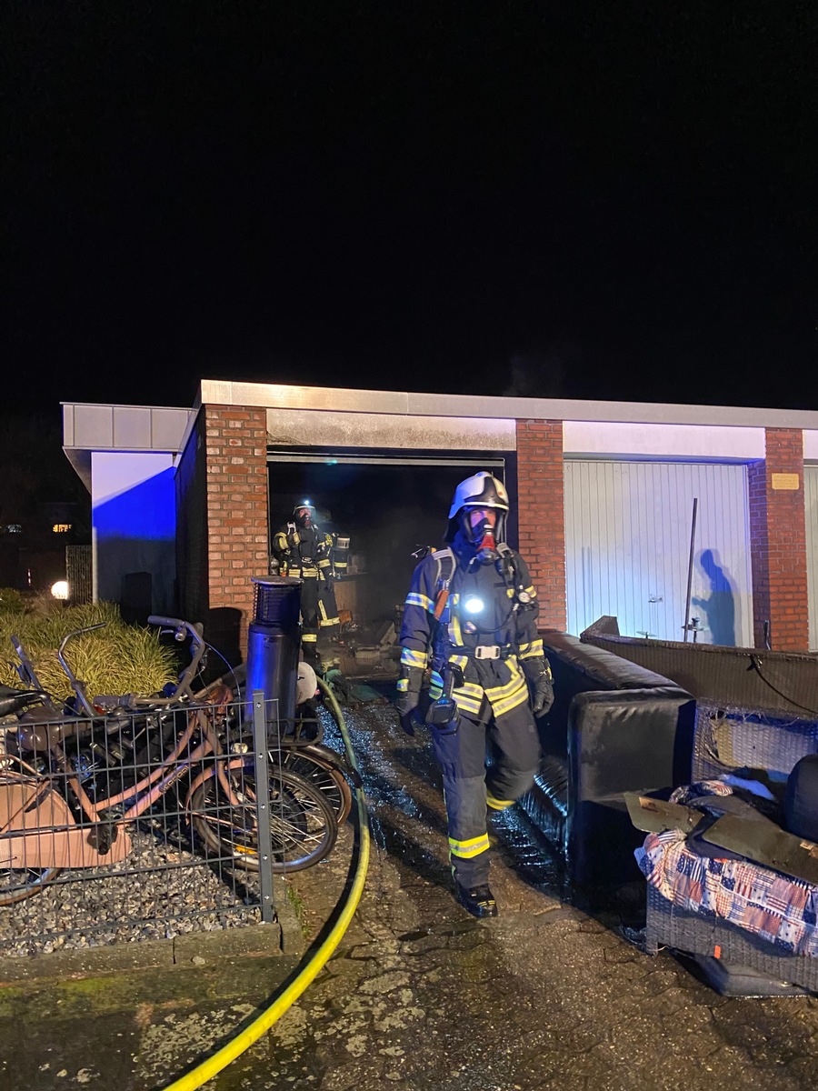 FW Dinslaken: Garagenbrand