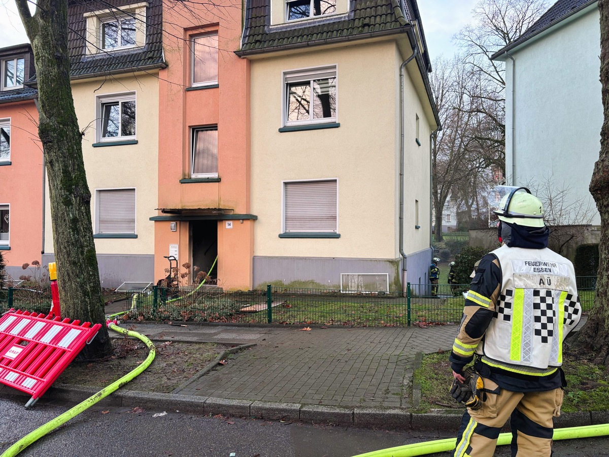 FW-E: Entstehungsbrand in Mehrfamilienhaus - Feuerwehr erneut im Einsatz