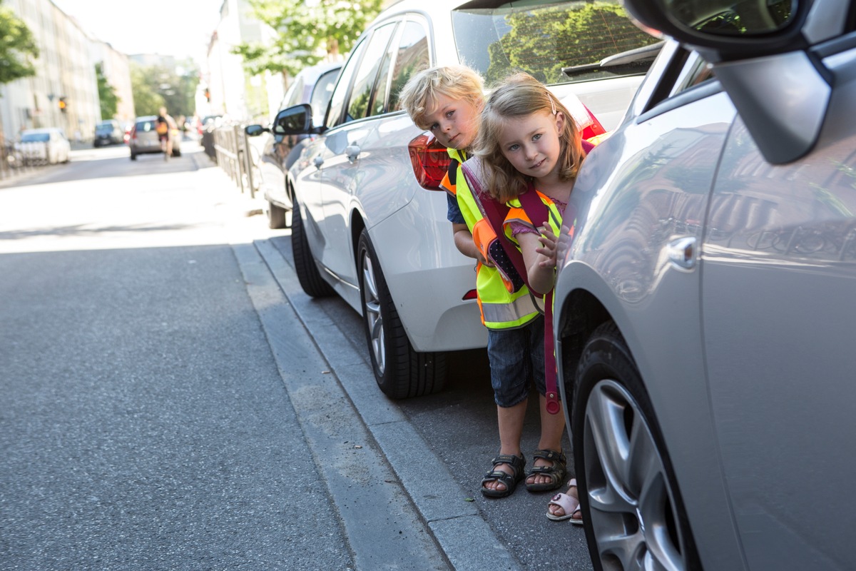 ADAC will Schulwege sicherer machen / Neue Verkehrsinitiative soll Eltern und Kinder über Risiken aufklären / Zahlreiche Tests und Aktionen in diesem Jahr geplant