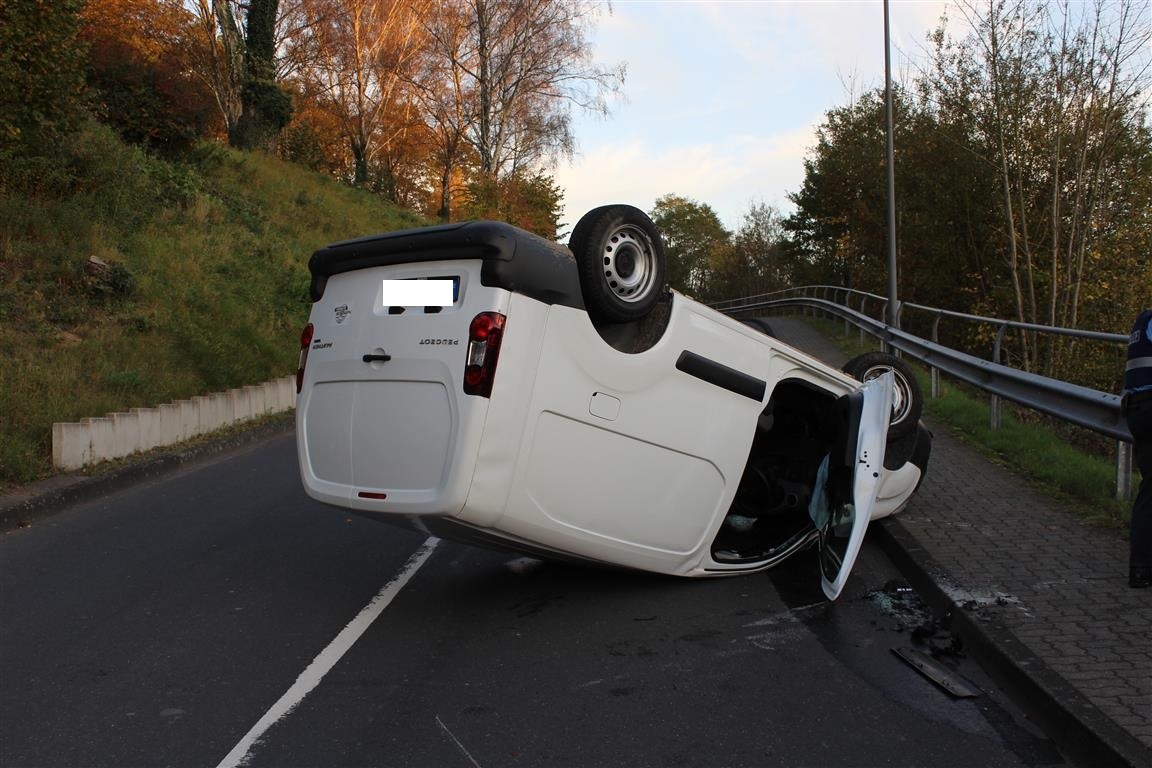 POL-PDNR: Spektakulärer Verkehrsunfall