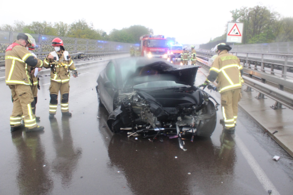 POL-PDKL: Nach Unfall nur noch Elektroschrott