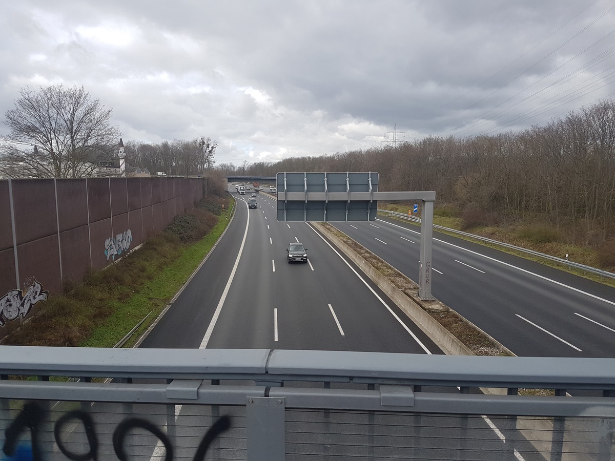 POL-NE: Erneut Gegenstände von Brücke geworfen - Zeugen gesucht