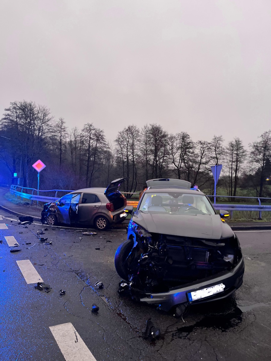 POL-GM: Verkehrsunfall fordert eine Leichtverletzte