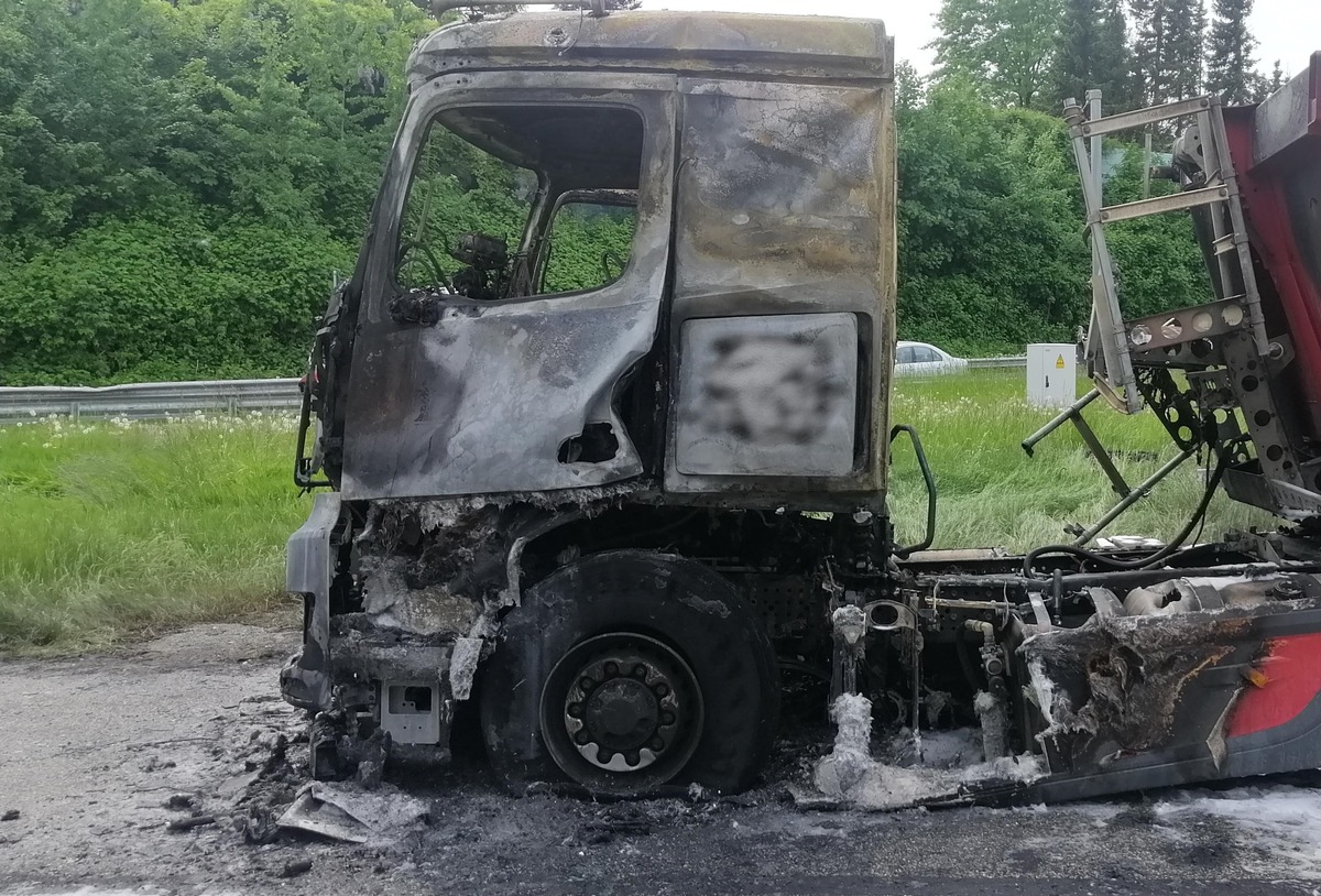 POL-SE: Pinneberg/ A 23 - Sattelzug fängt nach Reifenplatzer Feuer- Großeinsatz von Polizei und Feuerwehr