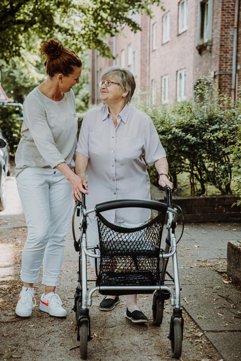 Qualifizierte Alltagsbegleiter: Nachfrage nach Ausbildung zum Senioren ...
