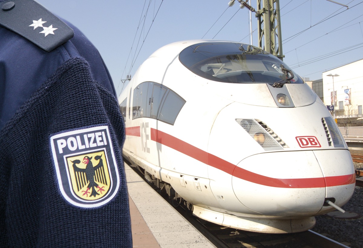 Bundespolizeidirektion München: 30 Migranten in Regionalbahn / Bundespolizei Freilassing ermittelt wegen Einschleusens von Ausländern