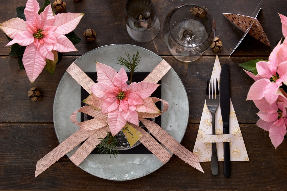 Farbenfroher Blumenschmuck für die Festtafel - Tischdekorationen mit Weihnachtssternen im natürlichen Green Living-Stil