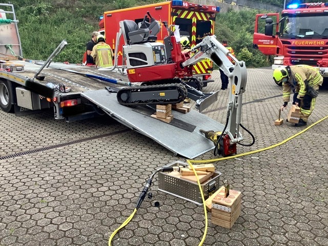 FW-Stolberg: Personenrettung aus Bagger