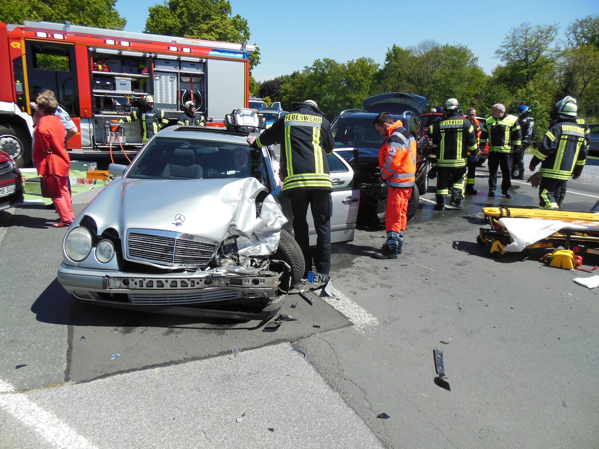 FW-EN: Drei Einsätze am Mittwoch. Schwerer Verkehrsunfall in Silschede.