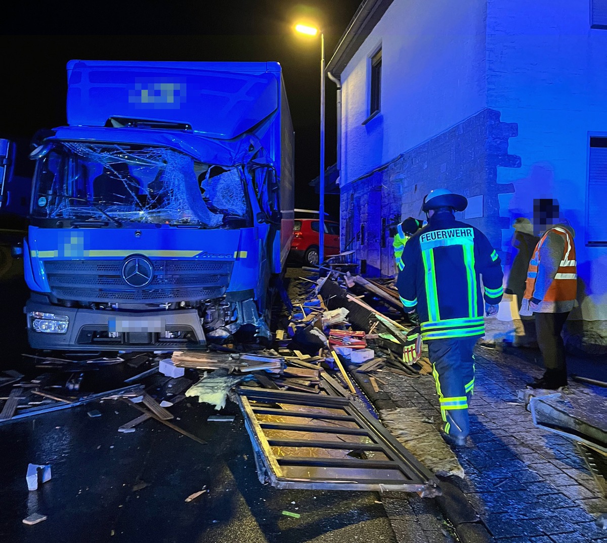 POL-EU: Glatteisunfall: Lkw und Pkw sorgen für Unfallhäufung am frühen Morgen