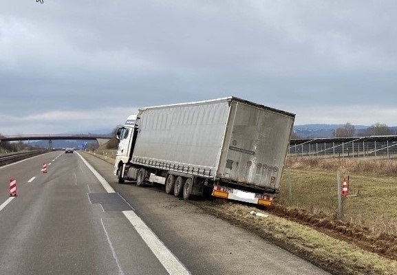 POL-VDMZ: Sattelzug von Fahrbahn abgekommen