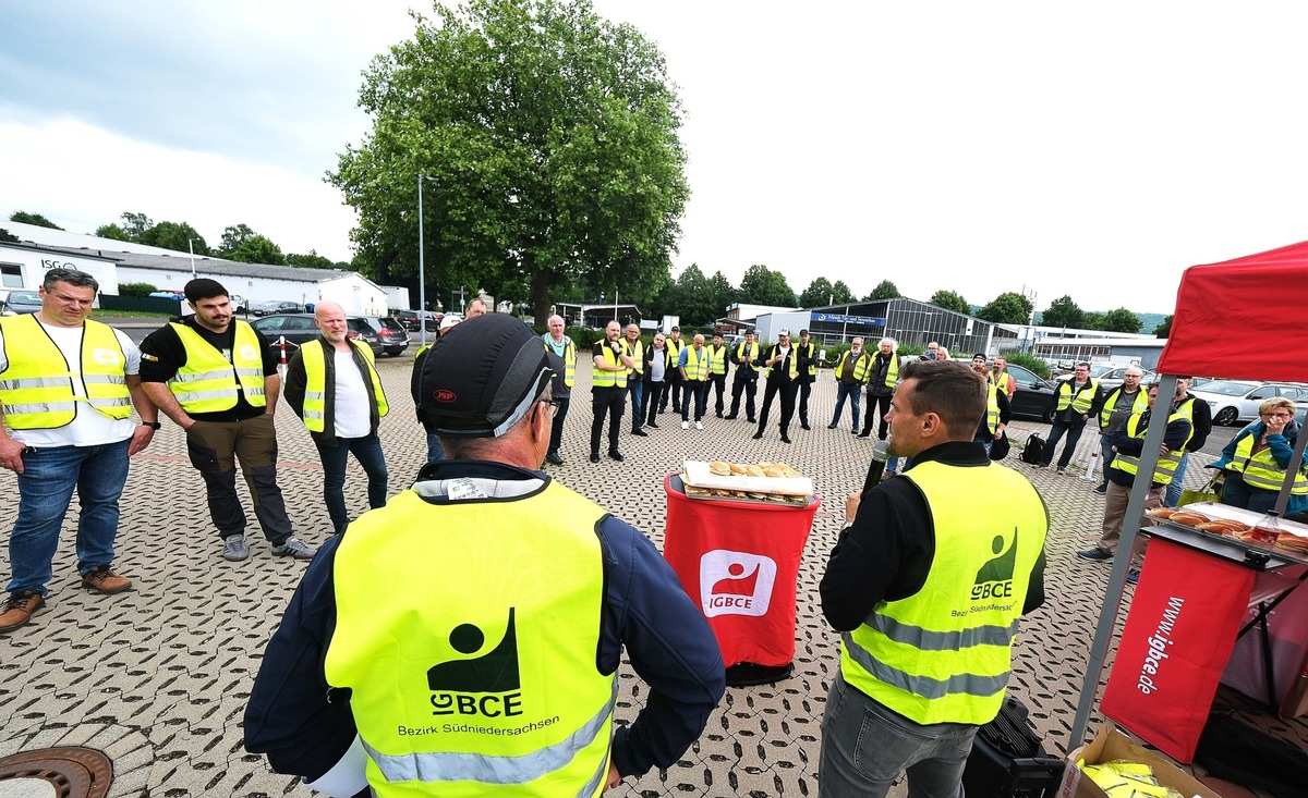 Tarifaktion bei ContiTech: 100 Beschäftigte demonstrieren für Tarifforderungen