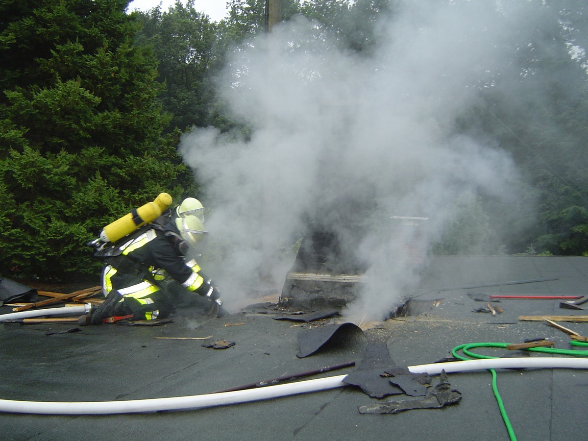 FW-E: Bredeney, Rüttelskamp 55, 05.22 Uhr Brand eines Flachdaches