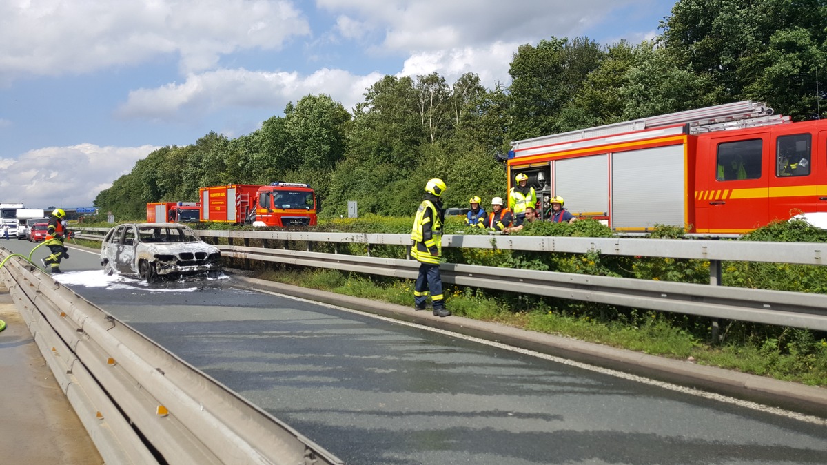 FW-RE: PKW auf der BAB A 43 in der Autobahnbaustelle in Vollbrand