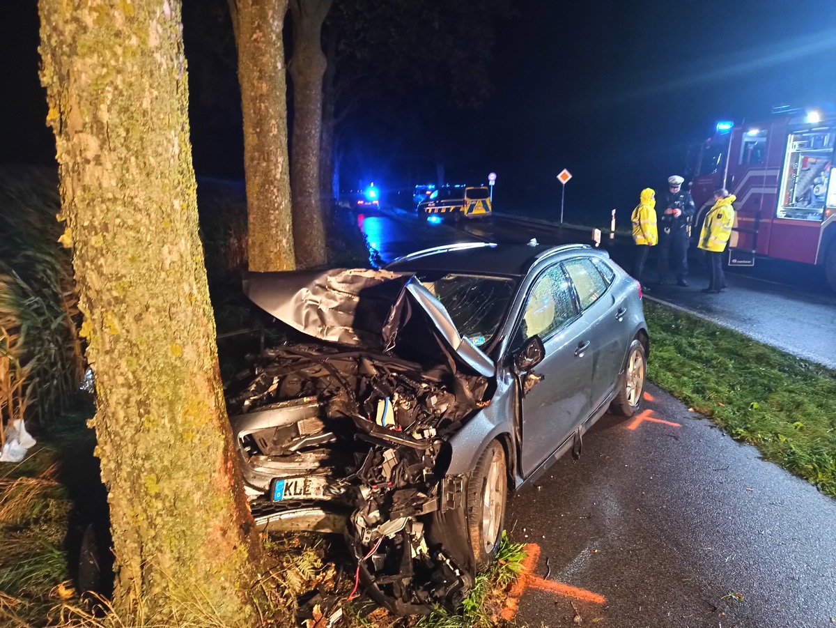 FW-KLE: Gegen Baum geprallt: Fahrzeuginsassen schwer verletzt