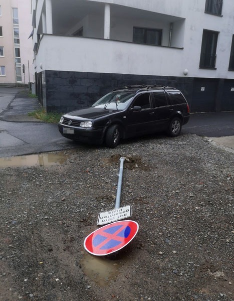 POL-KS: Pkw weicht entgegenkommender Radfahrerin aus und kollidiert mit Schild: Zeugen gesucht