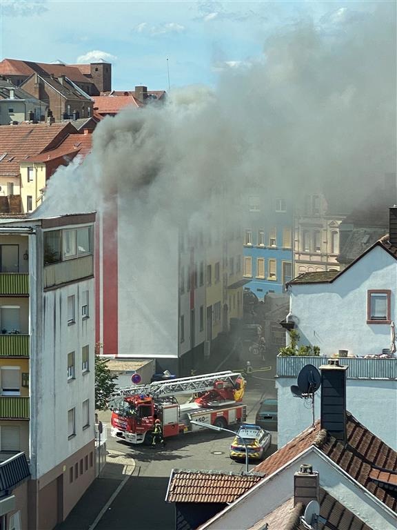 POL-PDPS: Brand eines Mehrfamilienhauses mit schwerverletzter Frau