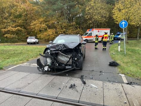 POL-LG: ++ Pkw kollidiert mit Erixx an Bahnübergang - drei Personen leicht verletzt ++