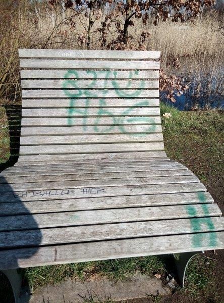 POL-CE: Hermannsburg - Graffitisprayer verunstalten Holzbänke und Wege im Örtzepark