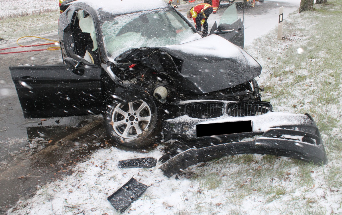 POL-MI: BMW rutscht gegen Baum