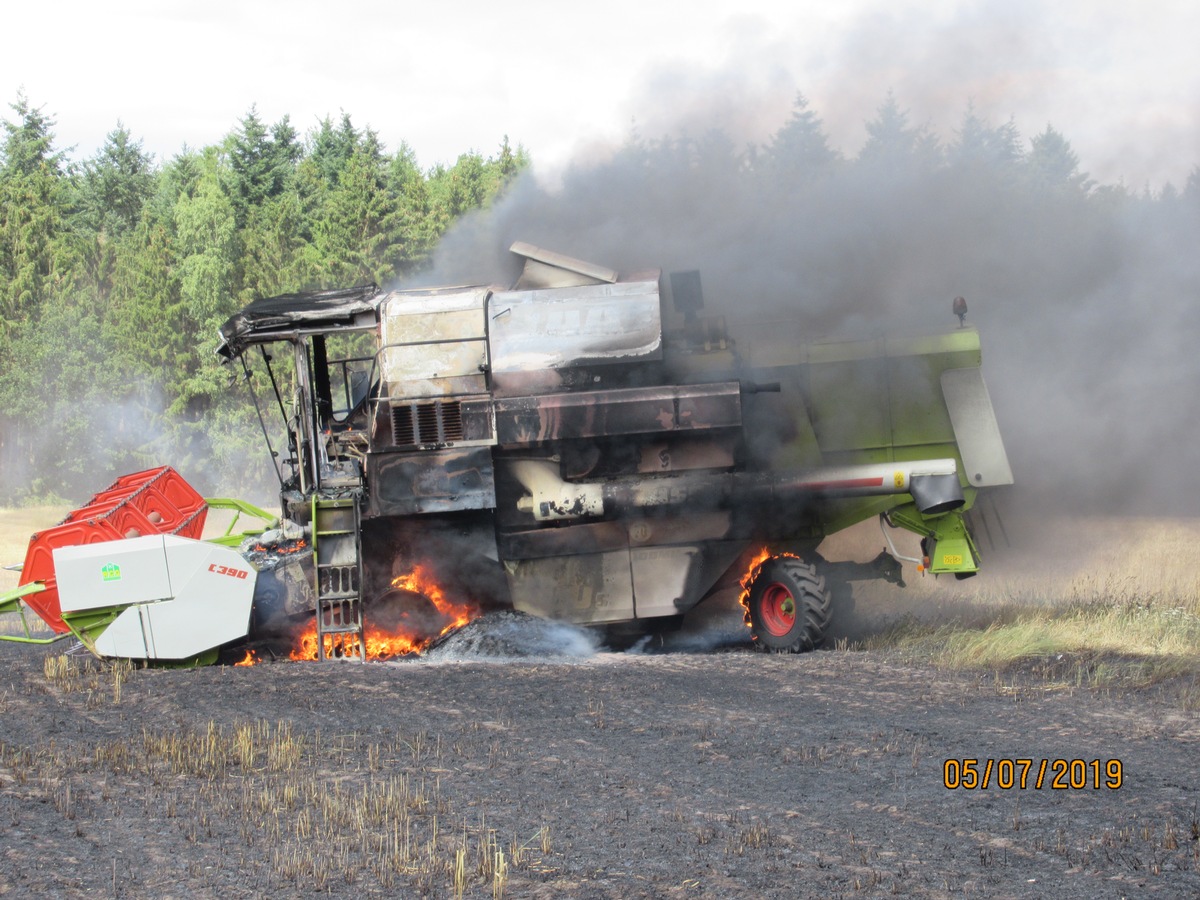 POL-EL: Wietmarschen/Lohne - Mähdrescher in Brand