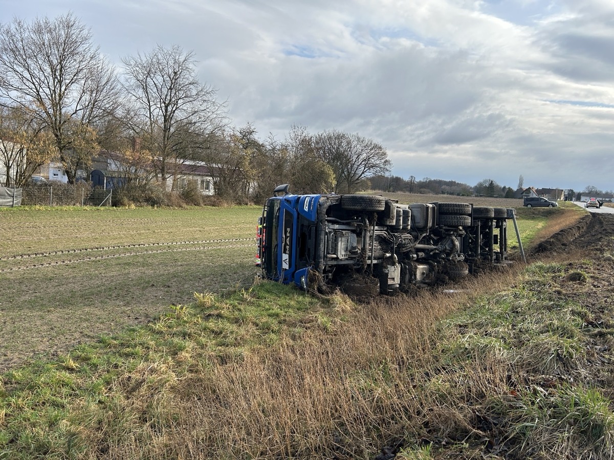 POL-PDLD: Lkw kommt von der Fahrbahn ab und kippt um - Fahrer bleibt unverletzt